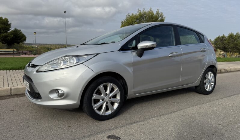 Ford Fiesta 2010 Silver full