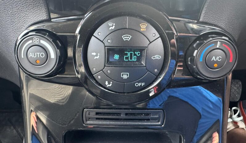 Ford Fiesta Titanium full